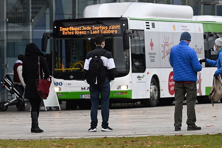 Warten vorm Impfbus - &copy; Foto: Barbara Gindl/APA/dpa