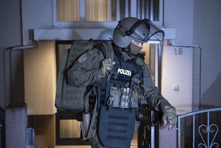 Razzia in Frankfurt - &copy; Foto: Boris Roessler/dpa
