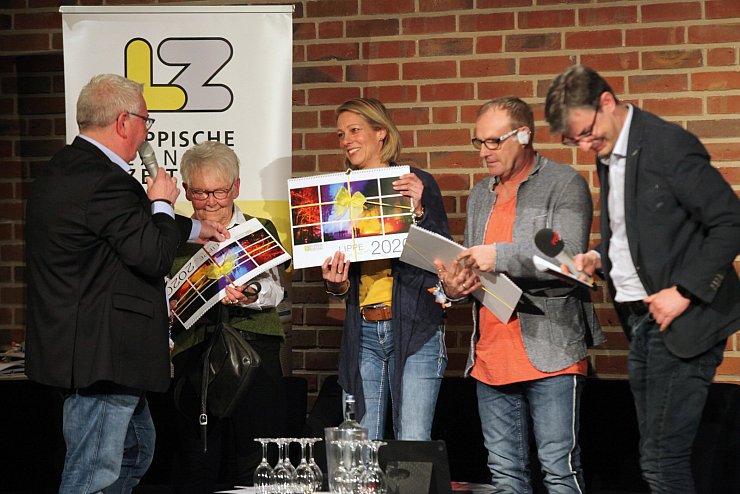 von (links) Fallschirmspringerin Annelies Schäfermann sowie Stefanie und Andreas Graßl, die einen Brand in Dörentrup gelöscht haben. - © Bernhard Preuss
