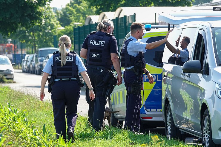 Das Gebiet um die beiden Bielefelder Gefängnisse wird seit Dienstagmorgen von zahlreichen Polizeibeamten durchsucht. - © Paul Brinkmann