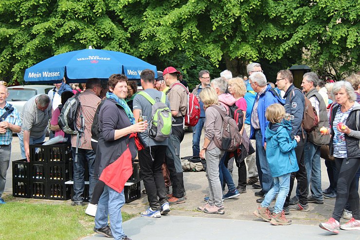 Durstlöscher: Am Stand vor Staatlich Bad Meinberger Mineralbrunnen gab's für die Wanderer Wasser und Apfelschorle. - © Erol Kamisli
