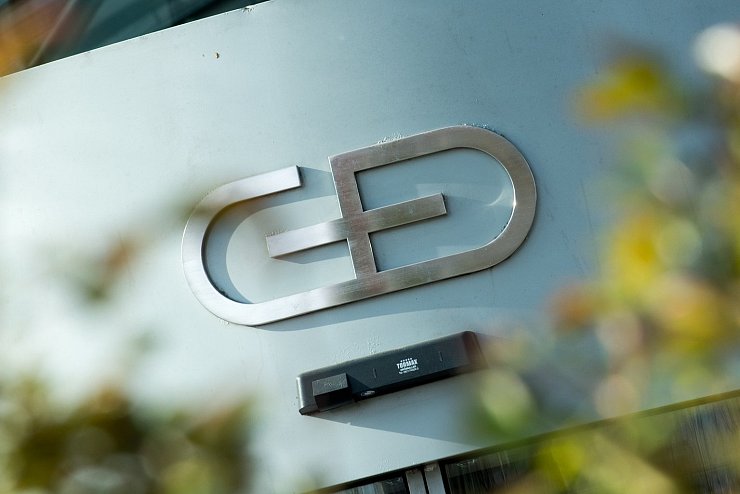 Das Firmenlogo an der Zentrale von Giesecke + Devrient in M&uuml;nchen. - &copy; Alexander Heinl/dpa
