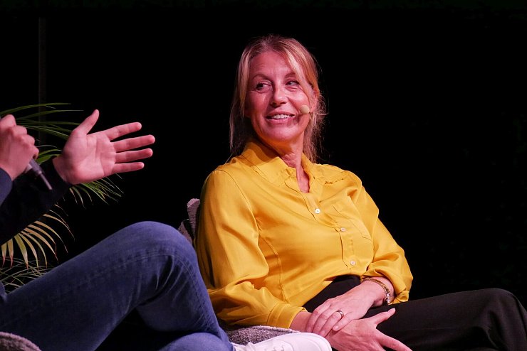 Hart aber Pawellek: Frank Plasberg und seine Frau Anne Gesthuysen plaudern mit Louis Pawellek im Kurtheater. - © Thomas Krügler