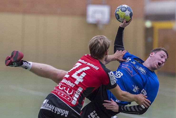 Starke Leistung - mit Vehemenz setzt sich Niklas Busse von Handball Bad Salzuflen (blau) gegen den Detmolder Marvin Wächter durch und kommt zur Torchance. Foto: Egon Penner. - © Egon Penner