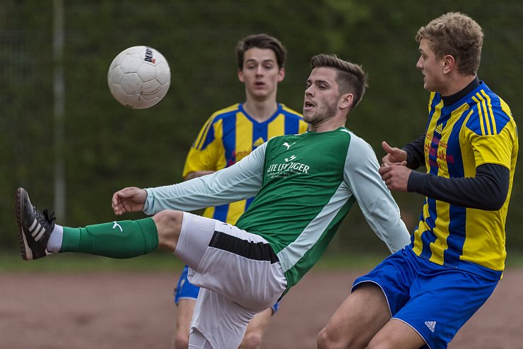 Filigran - Geschickt holt der Pivitsheider Christoper Petkau (grün, links) den Ball aus der Luft. Jannik Sprengelmeyer (rechts) staunt über die Ballfertigkeit. - © Foto: Egon Penner