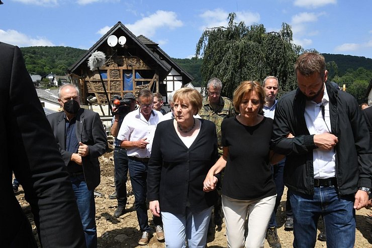 Angela Merkel im Hochwassergebiet - © Foto: Christof Stache/POOL AFP/dpa