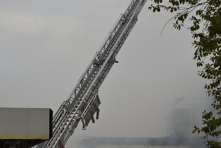 Ein Großbrand in einer Verzinkerei in Barntrup sorgt für große Rauchschwaden. - © Karl-Heinz Krull