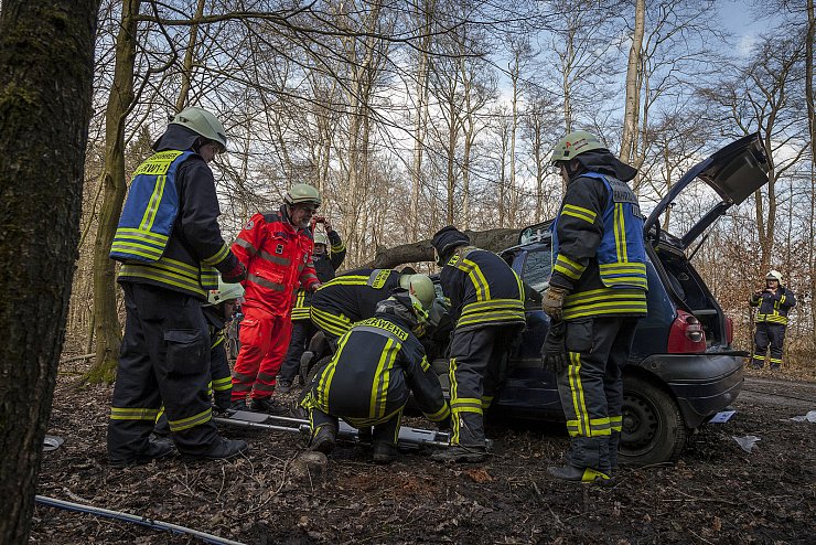 Wechselnde Lage: Zur Großübung lippischer Feuerwehren, Stäbe und Hilfsorganisationen ändert sich die Situation beinahe minütlich. Foto: Gocke