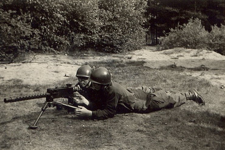 Ausbildung am MG: Hier üben einige der ersten Bundeswehrsoldaten des Panzerbataillons 1 in Augustdorf. - © Archiv Freundeskreis Panzerbataillon 214