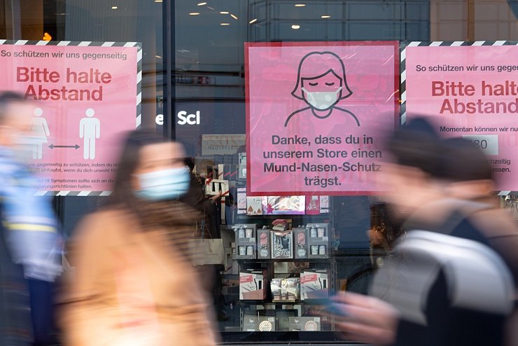 "Bitte Abstand halten" - &copy; Foto: Sven Hoppe/dpa