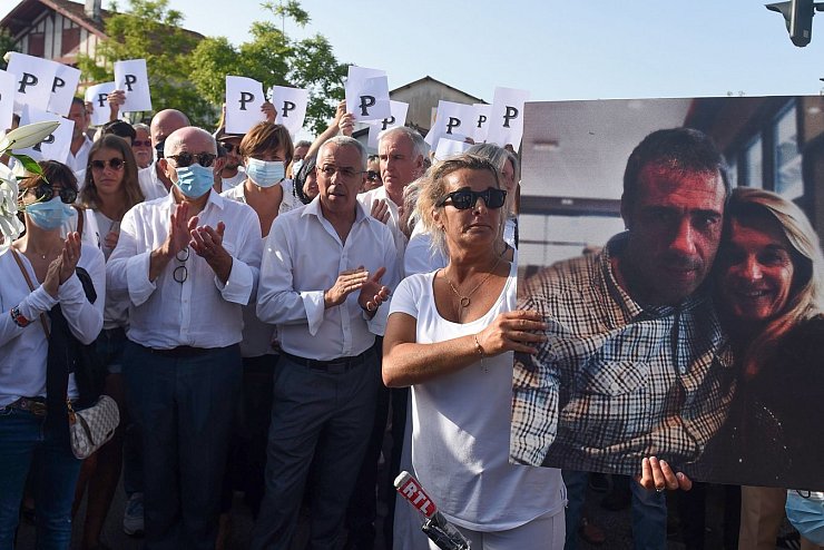 Entsetzen nach Tod von Busfahrer - © Foto: Gaizka Iroz/AFP/dpa