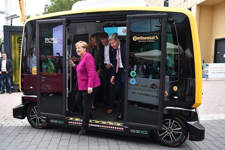 Merkel auf der IAA - &copy; Foto: Boris Roessler