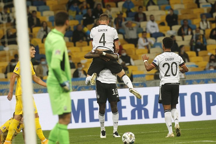 Torjubel nach dem 1:0 - &copy; Foto: Efrem Lukatsky/AP/dpa