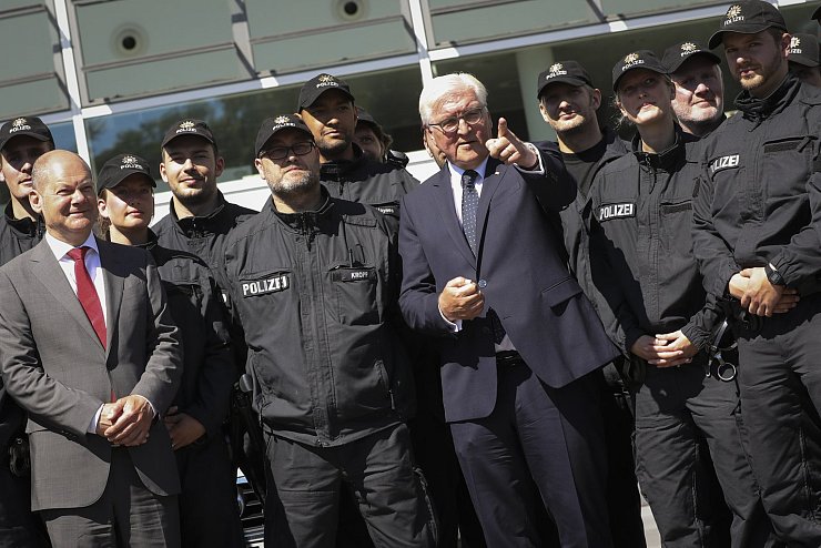 Steinmeier informiert sich - &copy; Foto: Christian Charisius