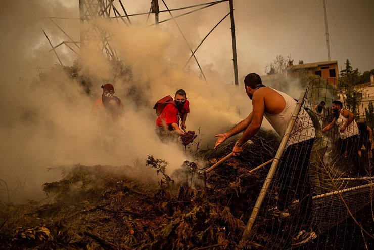 Freiwillige Helfer - &copy; Foto: Angelos Tzortzinis/dpa