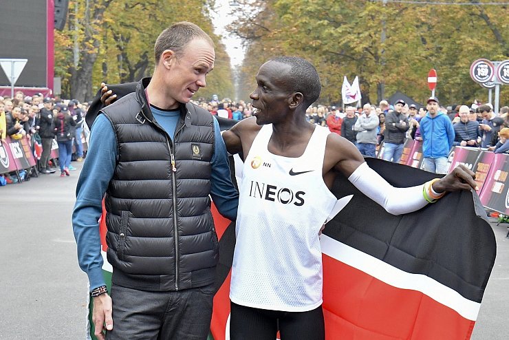 Froome feiert Kipchoge - © Foto: Herbert Neubauer/APA/dpa