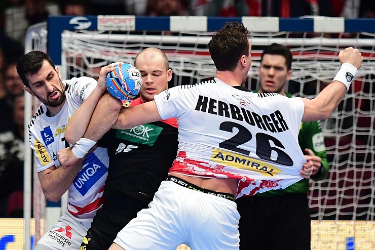 Trikotprobe - &copy; Foto: Robert Michael/dpa