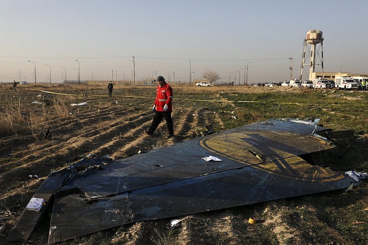 Flugzeug soll von Rakete getroffen worden sein - &copy; Foto: Ebrahim Noroozi/AP/dpa