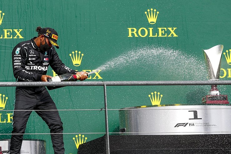 Champagner-Dusche - © Foto: Francois Lenoir/POOL REUTERS/AP/dpa