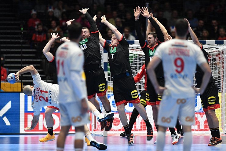 Block - &copy; Foto: Robert Michael/dpa-Zentralbild/dpa