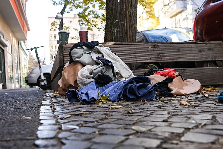 Weggeworfene Kleidung - © Foto: Jens Kalaene/dpa-Zentralbild/dpa