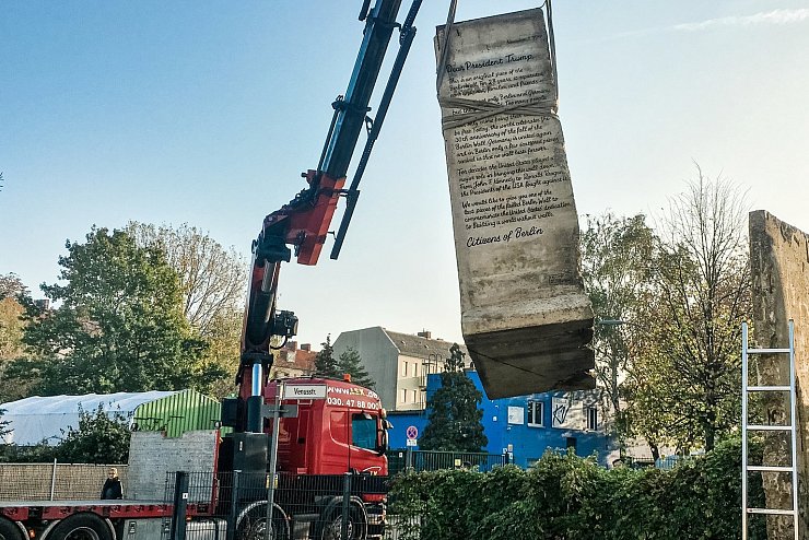 Mauerst&uuml;ck f&uuml;r Trump - &copy; Foto: --/Initiative Offene Gesellschaft/dpa