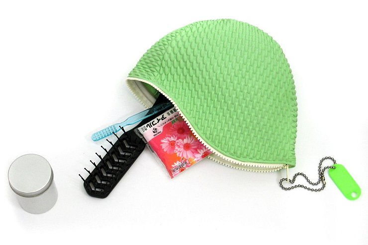 Schritt 2: Übernachtungsutensilien zusammensuchen. Falls Sie doch irgendwo hängen bleiben. Zur schmalen Notausrüstung gehören unbedingt Zahnbürste, Haarbürste, wichtige Tabletten, Deo und ein Pyjama.