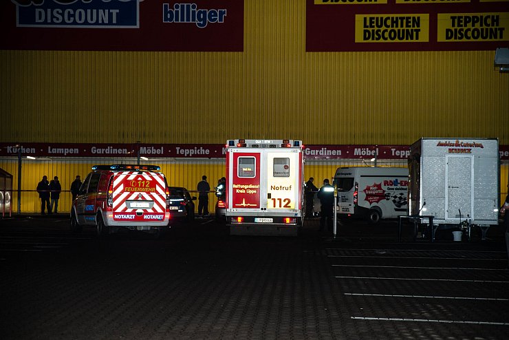 Die Schüsse auf das männliche Opfer fielen auf dem Parkplatz des Möbelhauses in Leopoldshöhe-Asemissen. Die Mordkommission nahm noch am Abend die Ermittlungen auf. - © Christian Mathiesen