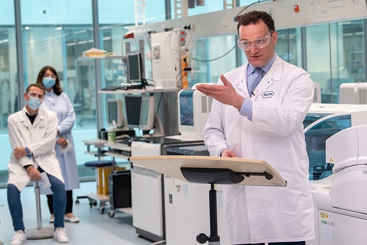 Jens Spahn bei Roche - &copy; Foto: Peter Kneffel/dpa