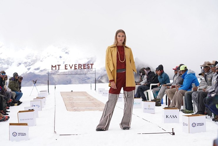 Model im Schnee - &copy; Foto: Siddharth V Pandey/Mt. Everest Fashion Runway/Kasa/dpa