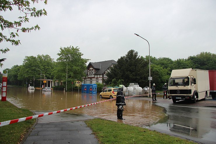 Die Regenstorstraße wurde abgesperrt. 20 Zentimeter hoch steht das Wasser dort. - © Katrin Kantelberg