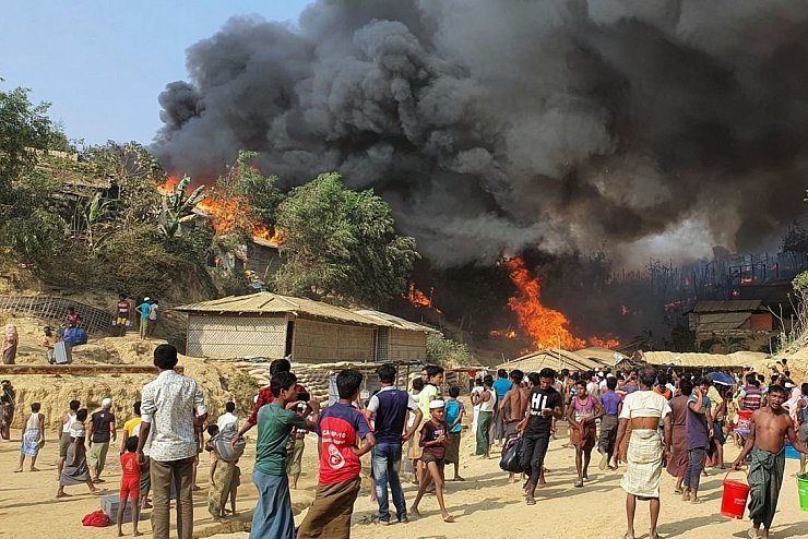 Feuer in Fl&uuml;chtlingslager - &copy; Foto: Shafiqur Rahman/AP/dpa