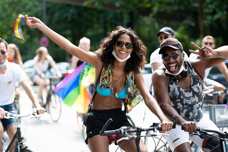 Radfahrerin beim CSD in Hamburg - &copy; Foto: Daniel Reinhardt/dpa