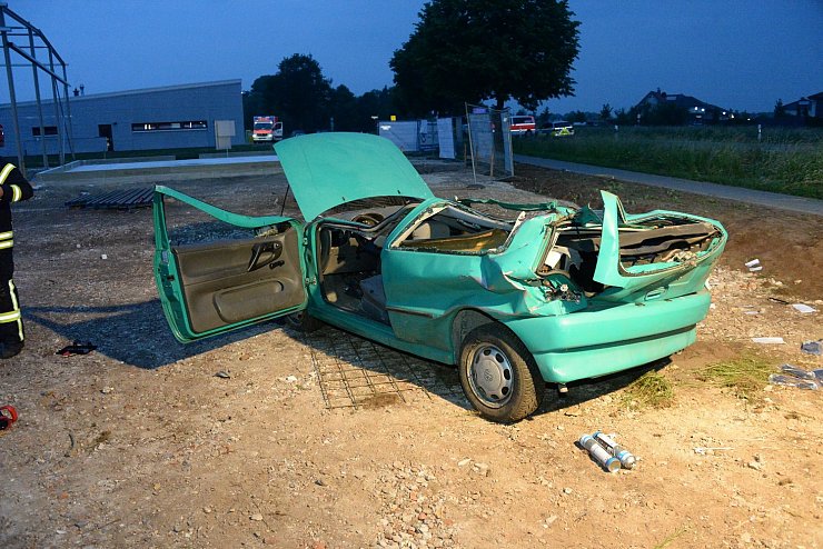 Unmittelbar vor der Rettungswache kam der Kleinwagen in einer leichten Rechtskurve nach links von der Fahrbahn ab. - © Andreas Eickhoff