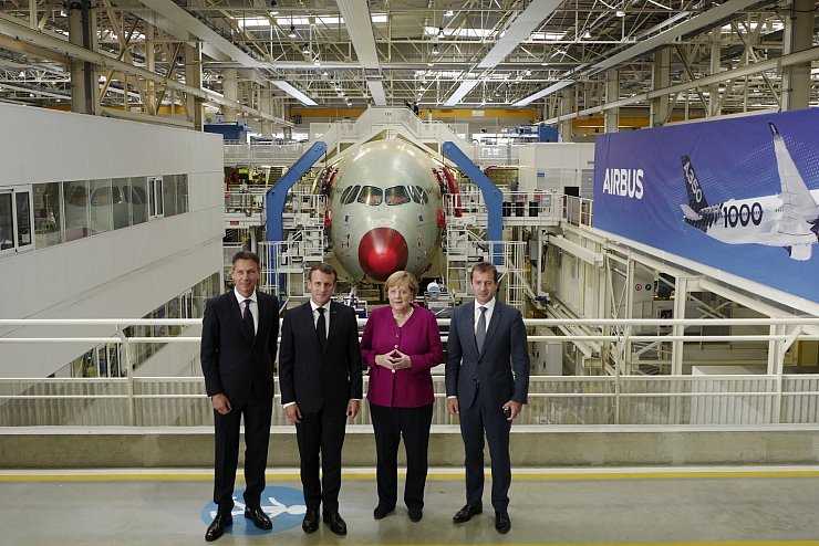 Macron und Merkel bei Airbus - &copy; Foto: Frederic Scheiber/AP/dpa