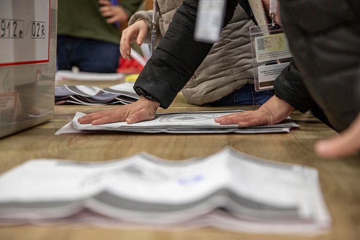 Ausz&auml;hlung - &copy; Foto: Visar Kryeziu/AP/dpa