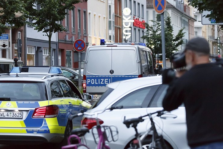 Gefängniswagen vor dem Bundesgerichtshof in Karlsruhe. Die Sicherheitsbehörden haben offenbar ein geplantes Blutbad an Passaten in Düsseldorf verhindert. - © Foto: Ronald Wittek