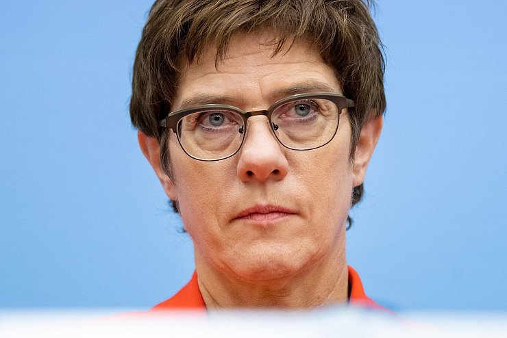 AKK - &copy; Foto: Monika Skolimowska/dpa-Zentralbild/dpa