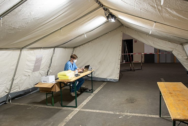 Massentest - &copy; Foto: Swen Pf&ouml;rtner/dpa