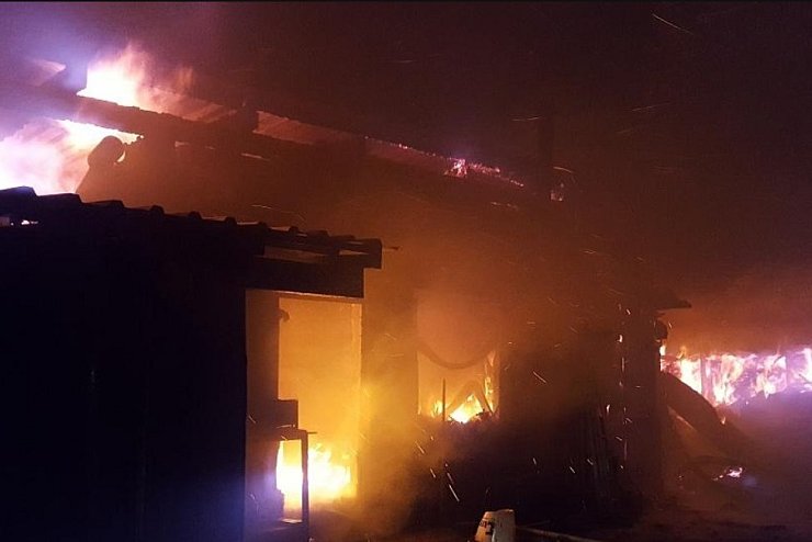 Ein Gro&szlig;brand in B&ouml;dexen hielt die Feuerwehr in der Nacht in Atem. - &copy; Thomas Kube