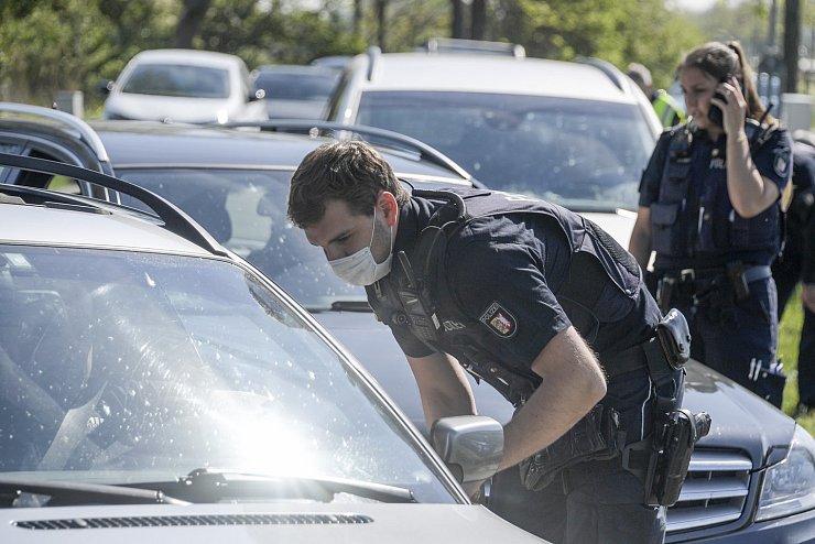 Kontrolle - &copy; Foto: Axel Heimken/dpa