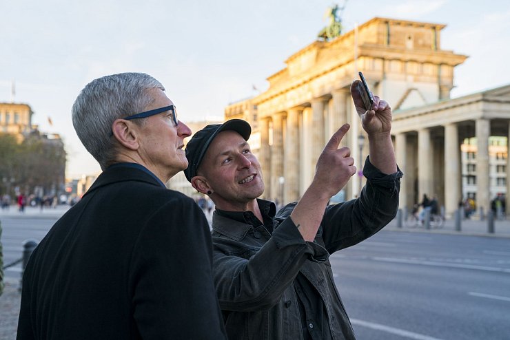 Tim Cook am Brandenburger Tor - &copy; Foto: Brooks Kraft/Apple/dpa