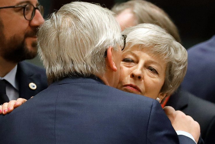 May und Juncker - © Foto: Frank Augstein/AP