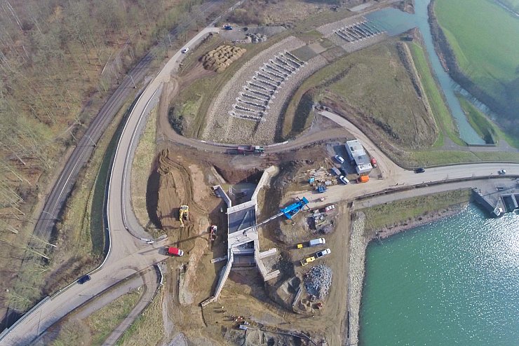 Einbau der Schütztafel in den Staudamm Schieder-See. Foto: Robin Jähne