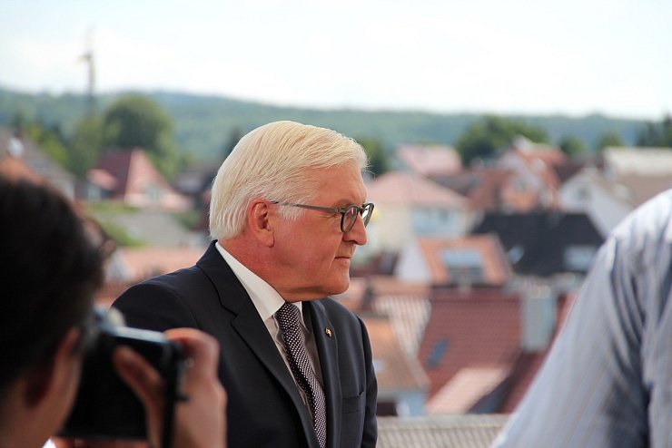 Bundespräsident Frank-Walter Steinmeier kommt zum Sommerinterview in den Lippischen Hof in Bad Salzuflen. ZDF-Moderation Bettina Schausten führt das Interview, das für das Politmagazin "Berlin direkt" aufgezeichnet wurde. - © Heidi Stork