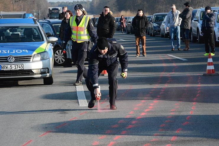Mehrere Verletzte nach Unfall auf A 2 bei Herzebrock-Clarholz - © ANDREAS EICKHOFF