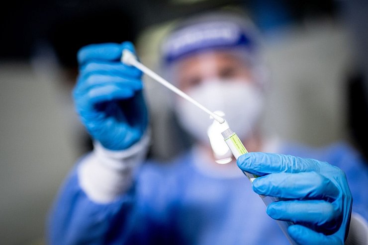 Im Testcenter - &copy; Foto: Matthias Balk/dpa