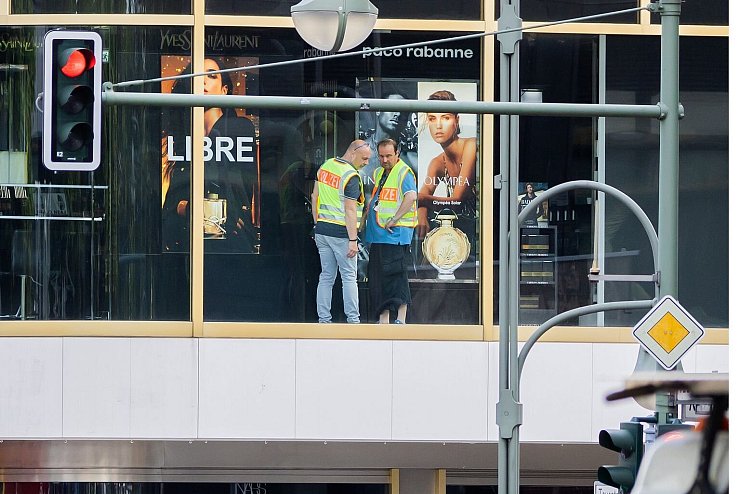 Auto f&auml;hrt in Berlin in Menschenmenge - &copy; Foto: Christoph Soeder/dpa