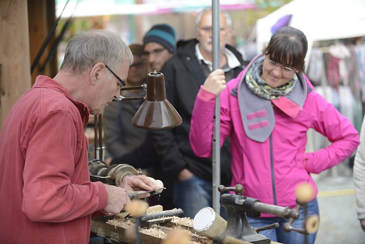 Davon wird sicher etwas unter dem Weihnachtsbaum landen: Die Kunsthandwerker sorgten immer wieder für Besuchertrauben an ihren Ständen. Foto: Krull