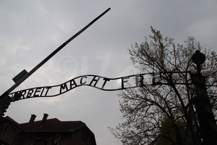 "Arbeit macht frei" lautet der zynische Spruch über dem Eingang zum Stammlager Auschwitz I - © Silke Buhrmester(LZ)